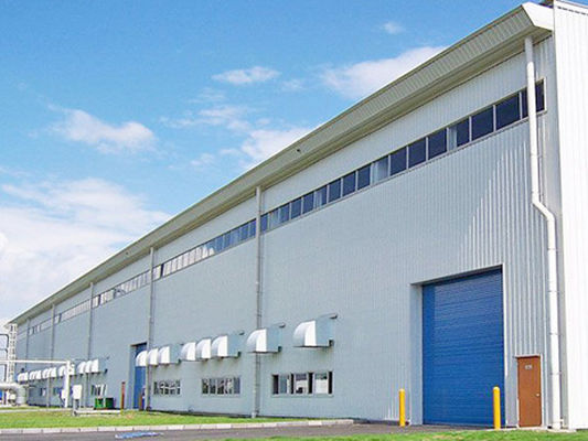 Entrepôt d'une structure en acier industriel préfabriqué à boulonnage moderne et robuste pour usine