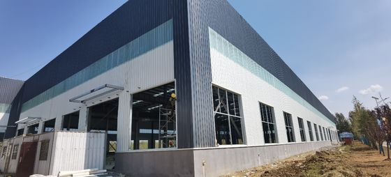 Entrepôt en acier préfabriqué avec poutres en section H et finition galvanisée