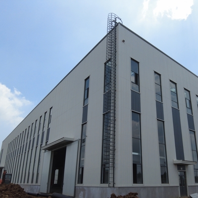 Bâtiment industriel en acier préfabriqué avec panneaux sandwich EPS