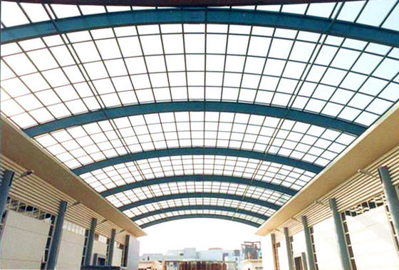 Structures métalliques modernes de bâtiment commercial de cadre en acier de toit de voûte peignant la surface