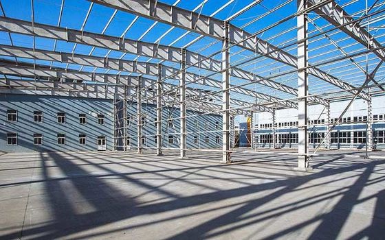 Atelier de construction préfabriquée en acier avec grue aérienne