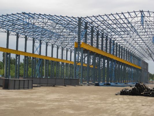 Atelier de construction préfabriquée en acier avec grue aérienne