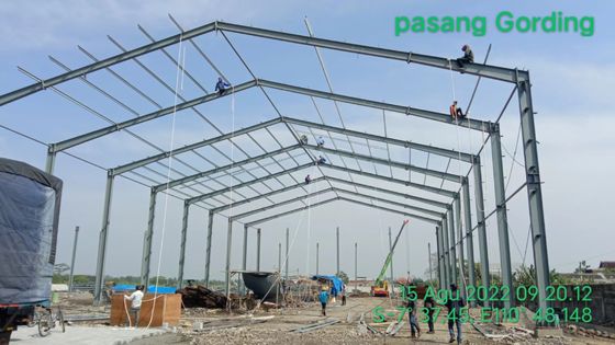 Construction de structures industrielles préfabriquées peintes / préfabriquées en acier Atelier d'isolation thermique en acier léger