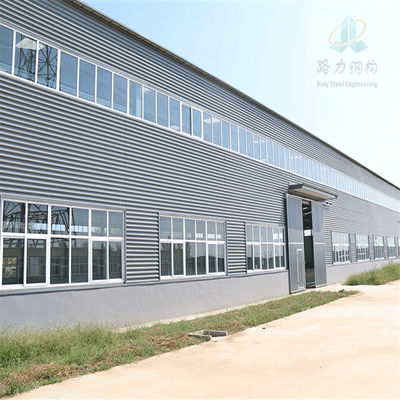 Entrepôt d'une structure en acier industriel préfabriqué à boulonnage moderne et robuste pour usine