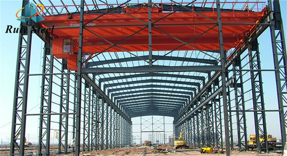Entrepôt de fabrication de bâtiments en acier avec grue aérienne