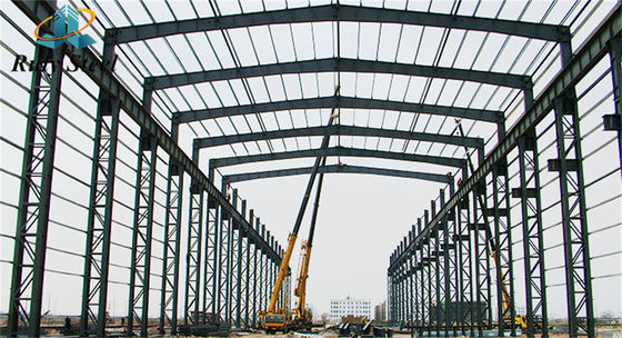 Entrepôt de fabrication de bâtiments en acier avec grue aérienne