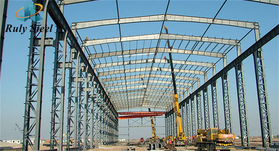 Entrepôt de fabrication de bâtiments en acier avec grue aérienne