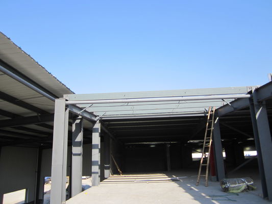 Entrepôt de structure en acier préfabriqué avec panneaux sandwich
