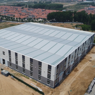 Atelier préfabriqué en structure d'acier avec poutres en H