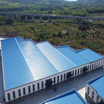Bâtiment industriel en acier préfabriqué avec panneaux sandwich EPS