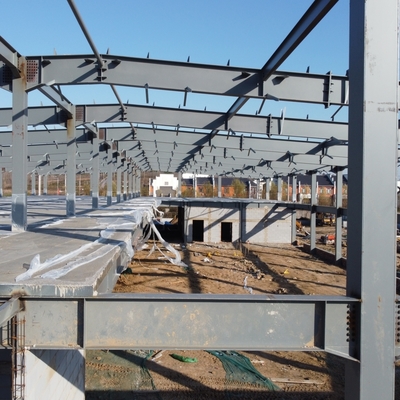 Entrepôt de structure en acier préfabriqué avec panneaux sandwich en laine de verre