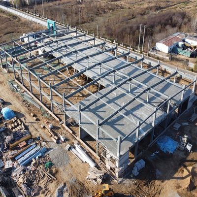 Entrepôt de véhicules préfabriqué en acier personnalisé avec mezzanine