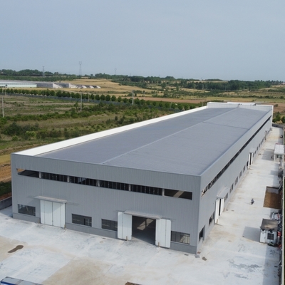 Atelier de construction en acier préfabriqué avec poutres à section H et panneaux sandwich