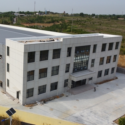 Atelier de construction en acier préfabriqué avec bureau et plancher revêtu d'époxy