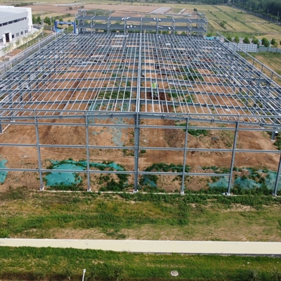 Entrepôt en acier préfabriqué de 150m x 40m avec panneaux sandwich en laine de verre
