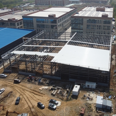 Atelier préfabriqué en acier, structure multi-travées avec support de grue
