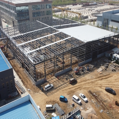 Entrepôt préfabriqué en structure d'acier 133m x 67m avec panneaux en laine de verre