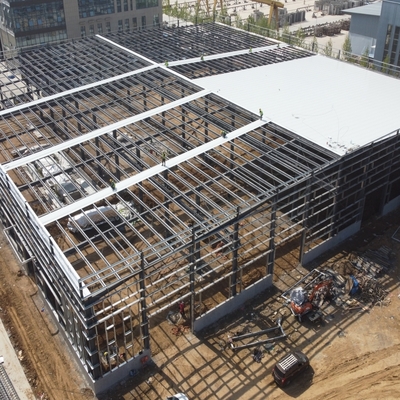 Grand entrepôt en acier préfabriqué avec mezzanine et grue