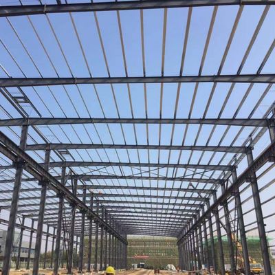 Entrepôt à structure métallique robuste pour le stockage d'usine de ciment
