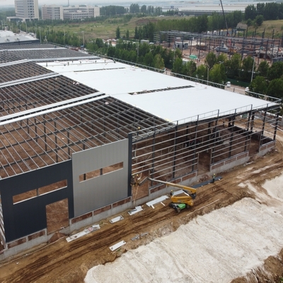 Entrepôt préfabriqué en acier avec panneaux sandwich en laine de verre