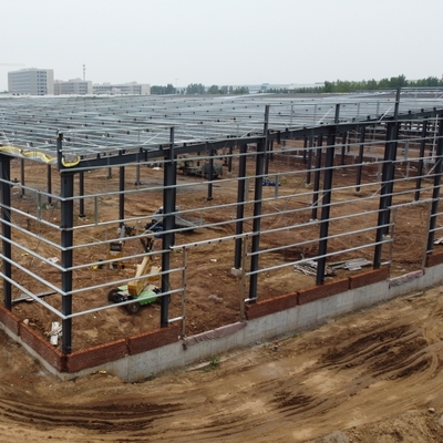 Entrepôt à structure en acier préfabriqué avec panneaux sandwich