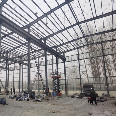 Entrepôt à structure métallique avec grand auvent pour atelier d'emballage