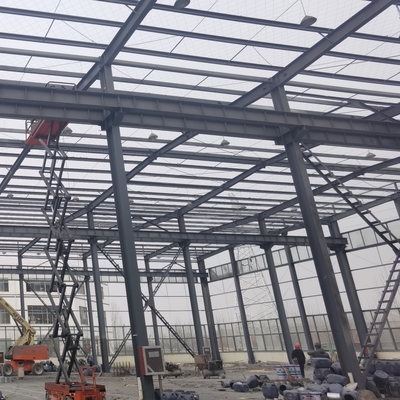 Entrepôt à structure métallique avec grand auvent pour atelier d'emballage