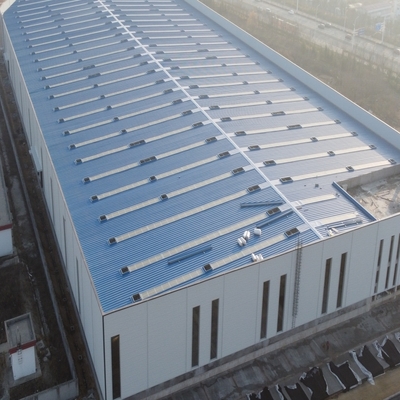 Entrepôt en acier préfabriqué avec panneaux sandwich isolés