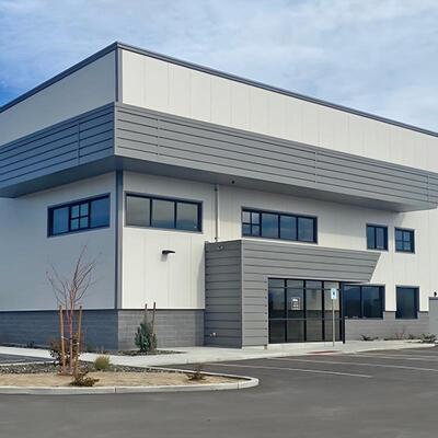 Entrepôt préfabriqué de structure métallique de conception moderne adapté aux besoins du client par couleur en acier de grande envergure Q355 avec le bureau
