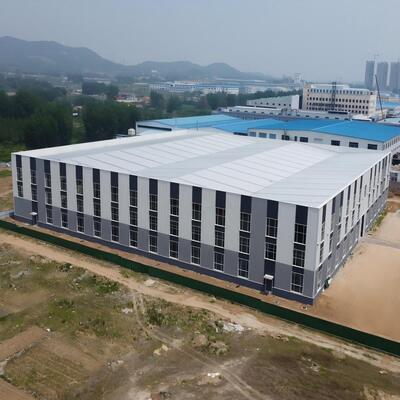 Entrepôt d'une structure en acier industriel préfabriqué à boulonnage moderne et robuste pour usine