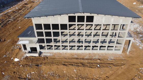 Poulailler moderne préfabriqué à structure métallique pour poules pondeuses