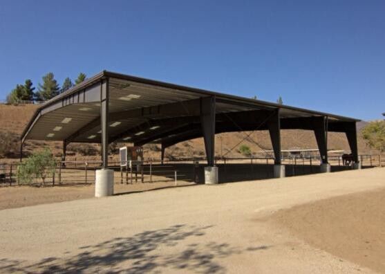 Structure d'écurie métallique pour vaches à ossature en acier Q235B Q355B