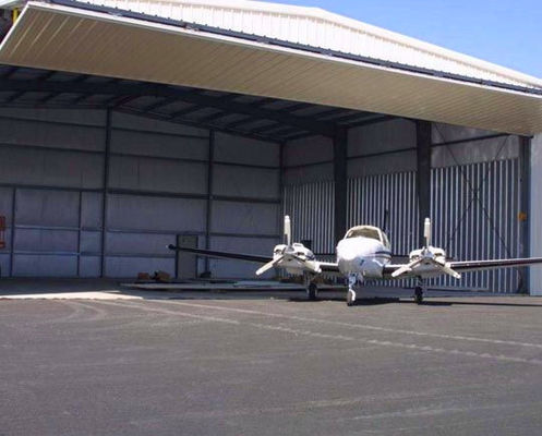 Structure en acier pour hangar temporaire d'aéronef avec porte de levage