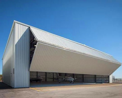 Structure en acier pour hangar temporaire d'aéronef avec porte de levage