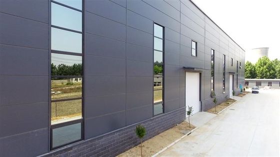 Entrepôt préfabriqué en acier isolé avec bardage en zinc aluminisé