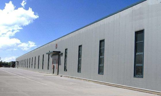 Entrepôt préfabriqué en acier isolé avec bardage en zinc aluminisé